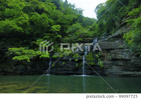 Mizuochi Falls, Iriomote Island, Okinawa Prefecture Mizuochi Falls, Iriomote Island, Okinawa Prefecture 99097725