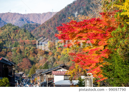 [白川鄉]紅葉盛開和合掌造村落漫步 99097790
