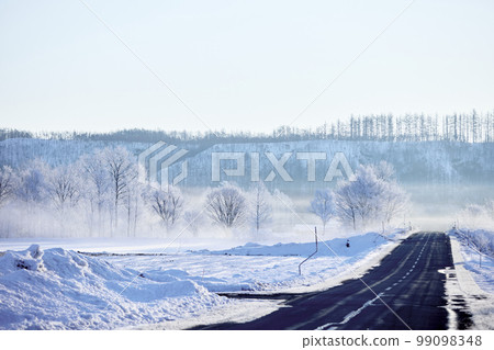River fog and drizzle 99098348