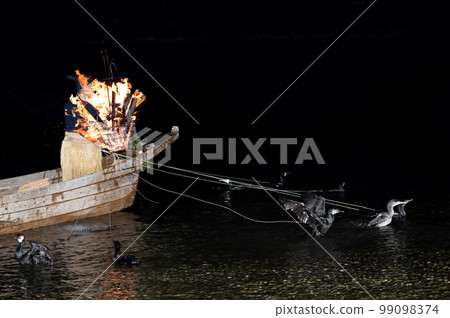 Cormorant fishing on the Nagara River (Gifu City, Gifu Prefecture) 99098374
