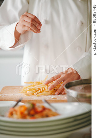 在意大利廚房工作的人的手 99098449