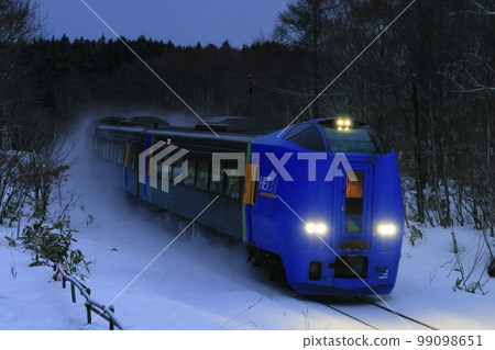 "Limited Express Sarobetsu" running on the Soya Main Line in winter 99098651