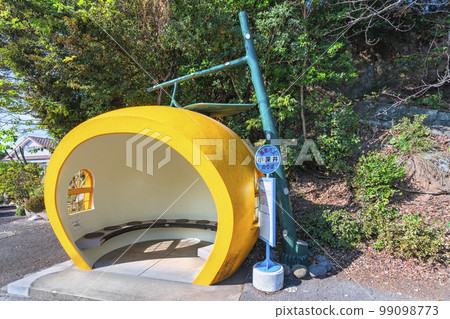 [Kyushu/Isahaya] A mandarin orange-shaped Kofukai bus stop located on Tokimeki Fruit Bus Stop Street. 99098773