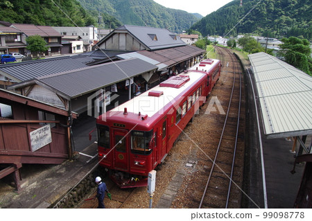 長良川鐵道郡上八幡站車站大樓和觀光列車 長良川鐵道郡上八幡站車站大樓和觀光列車 99098778