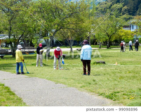 公園打門球的老人打地面高爾夫的人日本老人 99098896