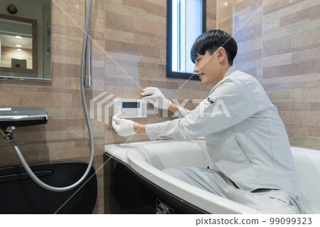 一名工人正在檢查浴室的浴缸 99099323