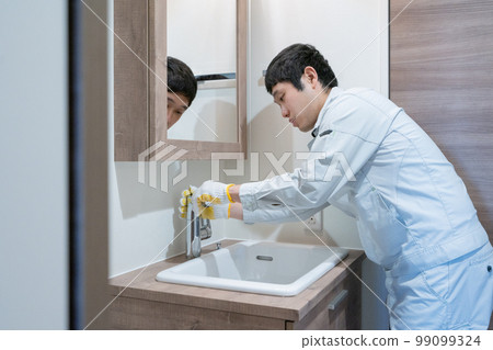 一名工人正在檢查浴室的浴缸 99099324