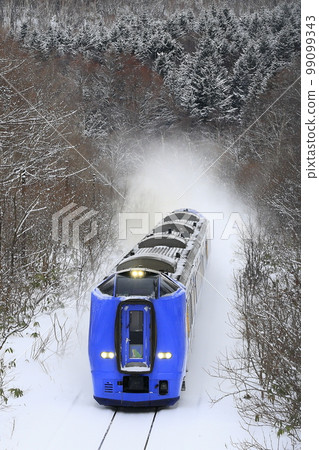 "Limited Express Sarobetsu" running on the Soya Main Line in winter "Limited Express Sarobetsu" running on the Soya Main Line in winter 99099343