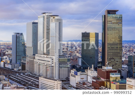 Skyscrapers in the Meieki area with the setting sun 99099352
