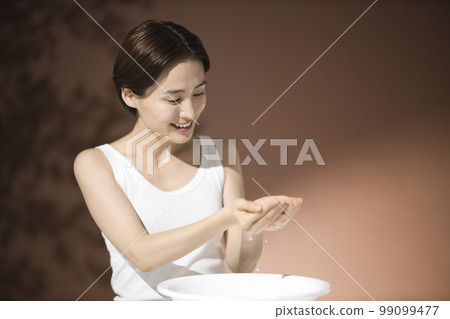 美麗的年輕女人洗臉滴皮膚護理 99099477