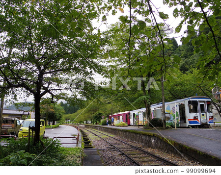 Nagara 500系列停在長良川鐵道北野站站台 Nagara 500系列停在長良川鐵道北野站站台 99099694