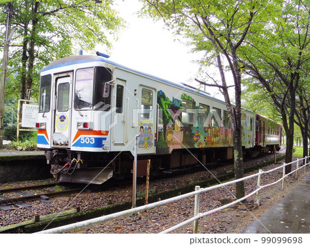 Nagara 500 series stopping at the platform of Hokuno Station on the Nagaragawa Railway Nagara 500 series stopping at the platform of Hokuno Station on the Nagaragawa Railway 99099698