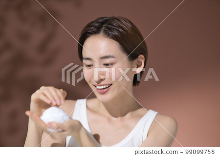 美容年輕女性洗臉泡沫護膚 99099758