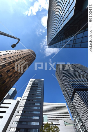 從大阪站前南十字路口附近看到的建築物 從大阪站前南十字路口附近看到的建築物 99100458