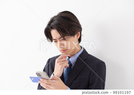 一個用卡、智能手機支付的年輕人，擔心 99101197