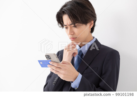 A young man who pays by card, smart phone, worries 99101198