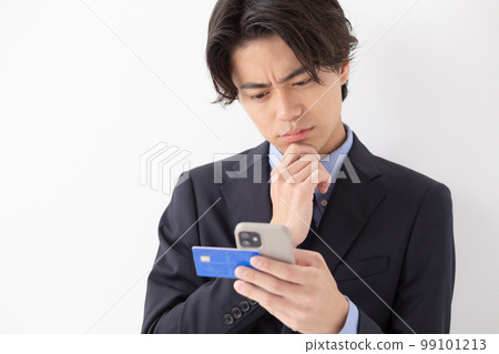 一個用卡、智能手機支付的年輕人，擔心 99101213
