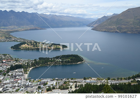 [New Zealand] Queenstown seen from the observatory 99101627