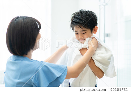 A boy after taking a bath to have his mother wipe his body 99101781