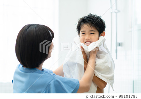 男孩洗完澡讓媽媽擦身子 男孩洗完澡讓媽媽擦身子 99101783