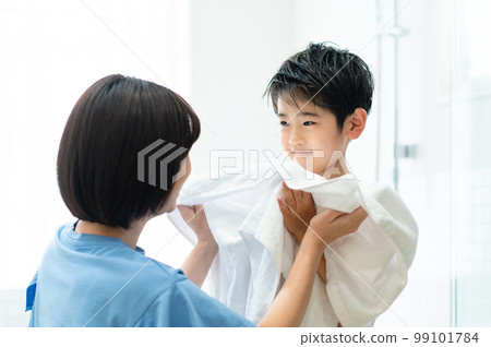 A boy after taking a bath to have his mother wipe his body 99101784