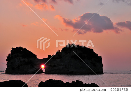 Sunset on Engetsu Island (Takashima) [Shirahama Town, Wakayama Prefecture] 99101786