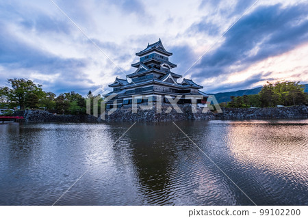 松本城堡在黎明 松本城堡在黎明 99102200