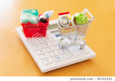 食物、日用品和計算器 家庭金錢形象 99102381