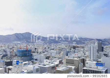 正在建設中的北海道札幌 Tawaman 和札幌的街道（從札幌電視塔到 Moiwa 山）拍攝於 2022 年 1 月 2 日 99102665