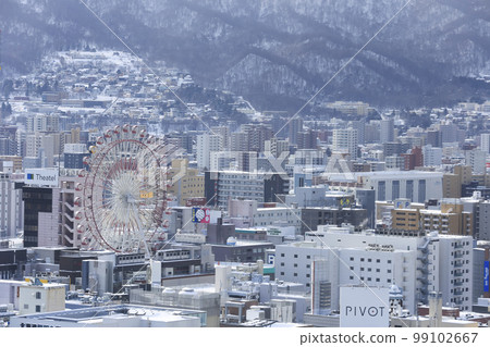 北海道札幌：有摩天輪的札幌冬季城市景觀（從札幌電視塔往狸小路方向看） 99102667