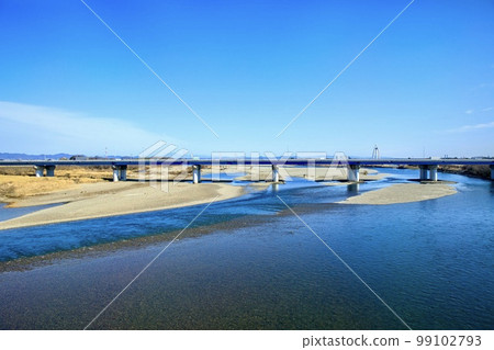 The clear stream of the Kiso River (From the JR Tokaido Line train window) 99102793