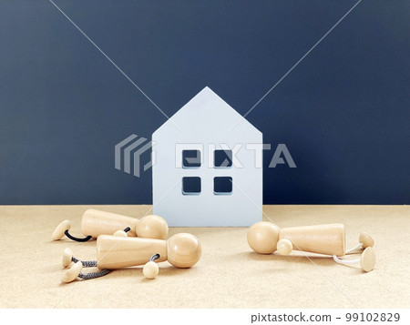 三個洋娃娃倒在家居用品前 99102829