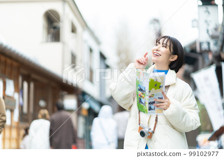 觀光，女人，旅行，微笑，一個人旅行，紀念照，相機女孩，旅行指南，小冊子，攝影，日本房屋，旅行 99102977