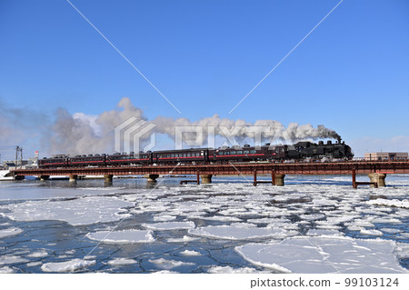 Senmo Main Line Kushiro - Higashi Kushiro JR Hokkaido C11-171 + Series 14 + Suhashi 44 SL Winter Marsh 99103124