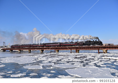 Senmo Main Line Kushiro - Higashi Kushiro JR Hokkaido C11-171 + Series 14 + Suhashi 44 SL Winter Marsh Senmo Main Line Kushiro - Higashi Kushiro JR Hokkaido C11-171 + Series 14 + Suhashi 44 SL Winter Marsh 99103128