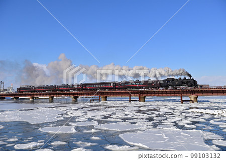 Senmo Main Line Kushiro - Higashi Kushiro JR Hokkaido C11-171 + Series 14 + Suhashi 44 SL Winter Marsh Senmo Main Line Kushiro - Higashi Kushiro JR Hokkaido C11-171 + Series 14 + Suhashi 44 SL Winter Marsh 99103132