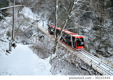 Snow scenery of Koyasan Cable (Koya-cho, Wakayama Prefecture) 99103444