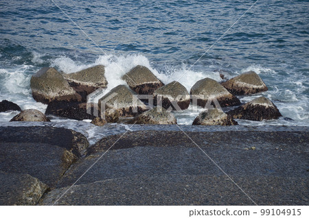 The coast of Toyama Bay in Nyuzen Town, Toyama Prefecture in winter The coast of Toyama Bay in Nyuzen Town, Toyama Prefecture in winter 99104915
