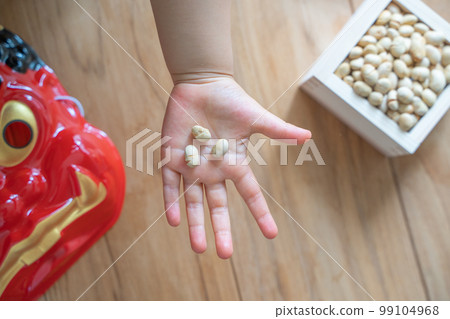 孩子的手接歲數的幸運豆 99104968