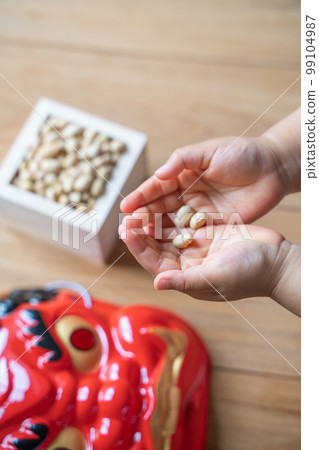 孩子的手接歲數的幸運豆 99104987