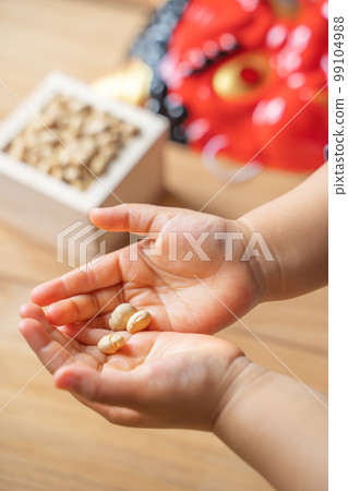 孩子的手接歲數的幸運豆 孩子的手接歲數的幸運豆 99104988