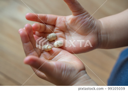 孩子的手接歲數的幸運豆 99105039