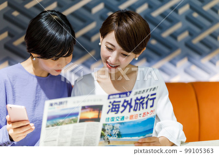 一邊看海外旅行手冊一邊制定計劃的女性 攝影合作:WEEK 柴大門(Sun Frontier Fudousan) 一邊看海外旅行手冊一邊制定計劃的女性 攝影合作:WEEK 柴大門(Sun Frontier Fudousan) 99105363