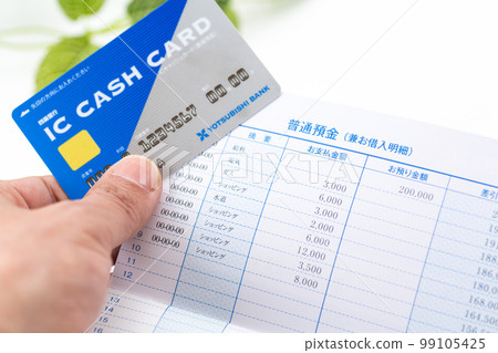 男人的手看存摺的細節 99105425