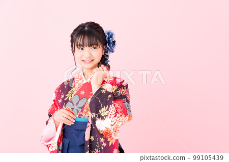 Elementary school girl in hakama 99105439