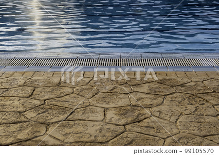 Edge of a swimming pool 99105570