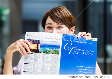 一位女士在看郵輪旅遊小冊子攝影合作:WEEK芝大門(Sun Frontier Real Estate) 一位女士在看郵輪旅遊小冊子攝影合作:WEEK芝大門(Sun Frontier Real Estate) 99105627