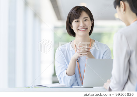 微笑著看著相機肖像的女商人 微笑著看著相機肖像的女商人 99105826
