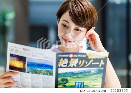 在咖啡館看旅行手冊的女性拍攝合作：WEEK Shibadaimon（Sun Frontier Fudousan） 99105865