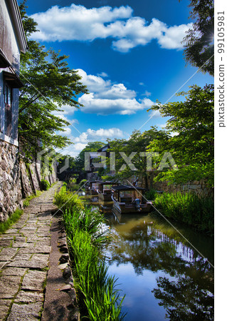 Hachiman moat in the fresh green season 99105981